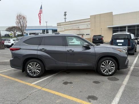 Used 2022 Toyota Highlander Platinum AWD/4WD image 9