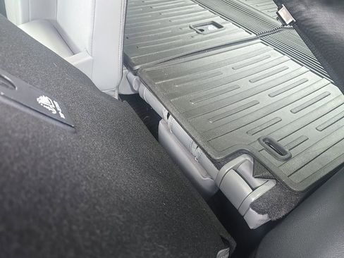 Used 2023 Toyota Highlander XLE image 11