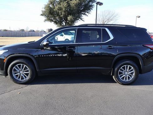 Used 2023 Chevrolet Traverse LT image 2