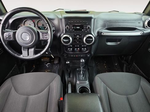 Used 2018 Jeep Wrangler Unlimited Sahara w/ Connectivity Group AWD/4WD image 10