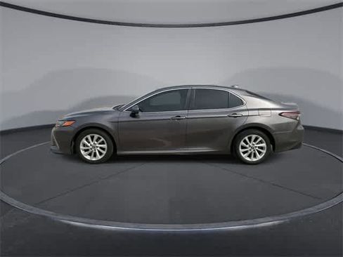 Used 2022 Toyota Camry LE image 5