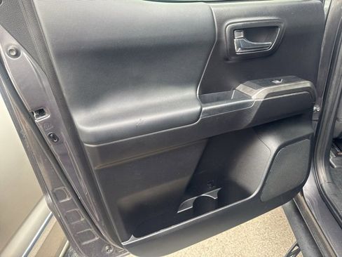 Used 2019 Toyota Tacoma TRD Sport image 11