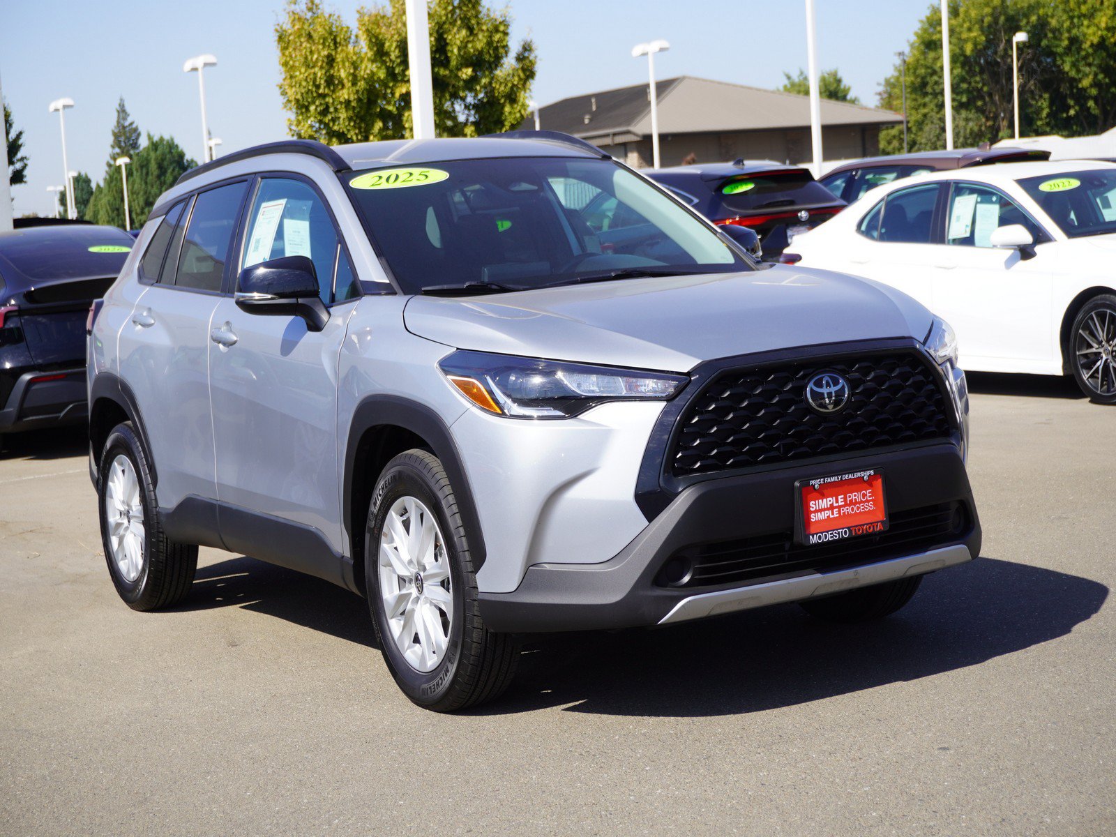 Used 2025 Toyota Corolla Cross LE FWD image 1