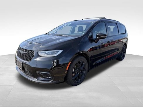 Used 2025 Chrysler Pacifica Limited FWD image 3