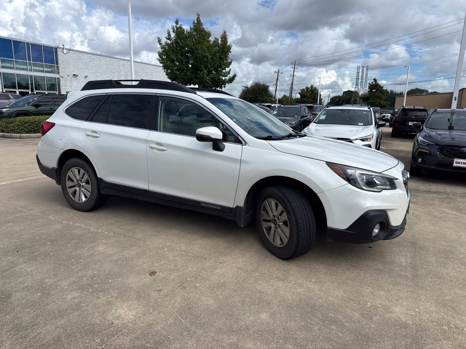 Used 2019 Subaru Outback 2.5i Premium w/ Popular Package #2 AWD/4WD image 2