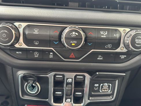Used 2025 Jeep Wrangler Unlimited Rubicon AWD/4WD image 17