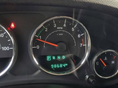 Used 2015 Jeep Wrangler Unlimited Rubicon w/ Connectivity Group image 18