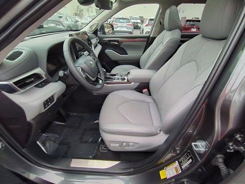 Used 2025 Toyota Highlander Platinum image 8