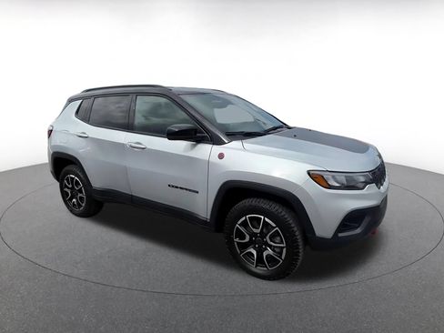 Used 2025 Jeep Compass Trailhawk AWD/4WD image 2