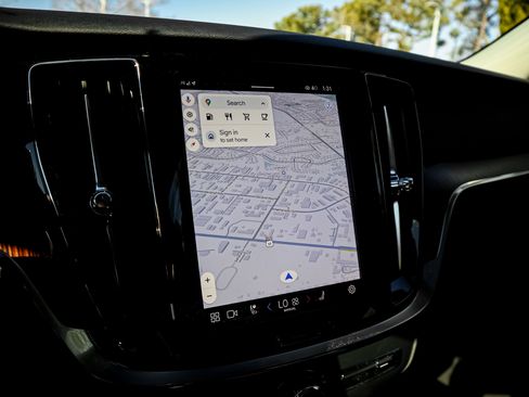 Used 2025 Volvo V60 B5 Cross Country Plus image 24