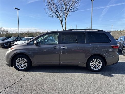 Used 2015 Toyota Sienna L image 4