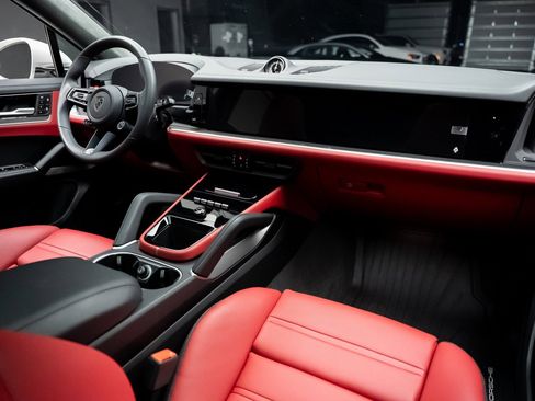 Used 2025 Porsche Cayenne Turbo image 61