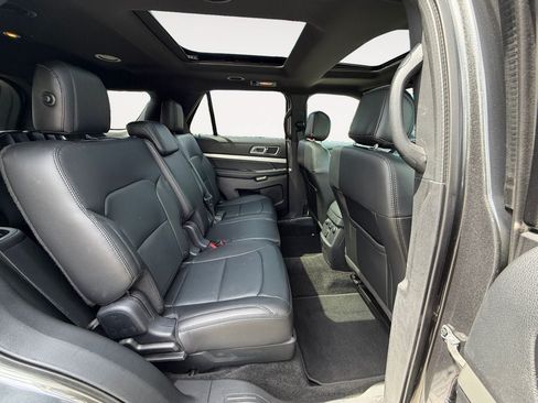 Used 2017 Ford Explorer XLT w/ Equipment Group 202A AWD/4WD image 23
