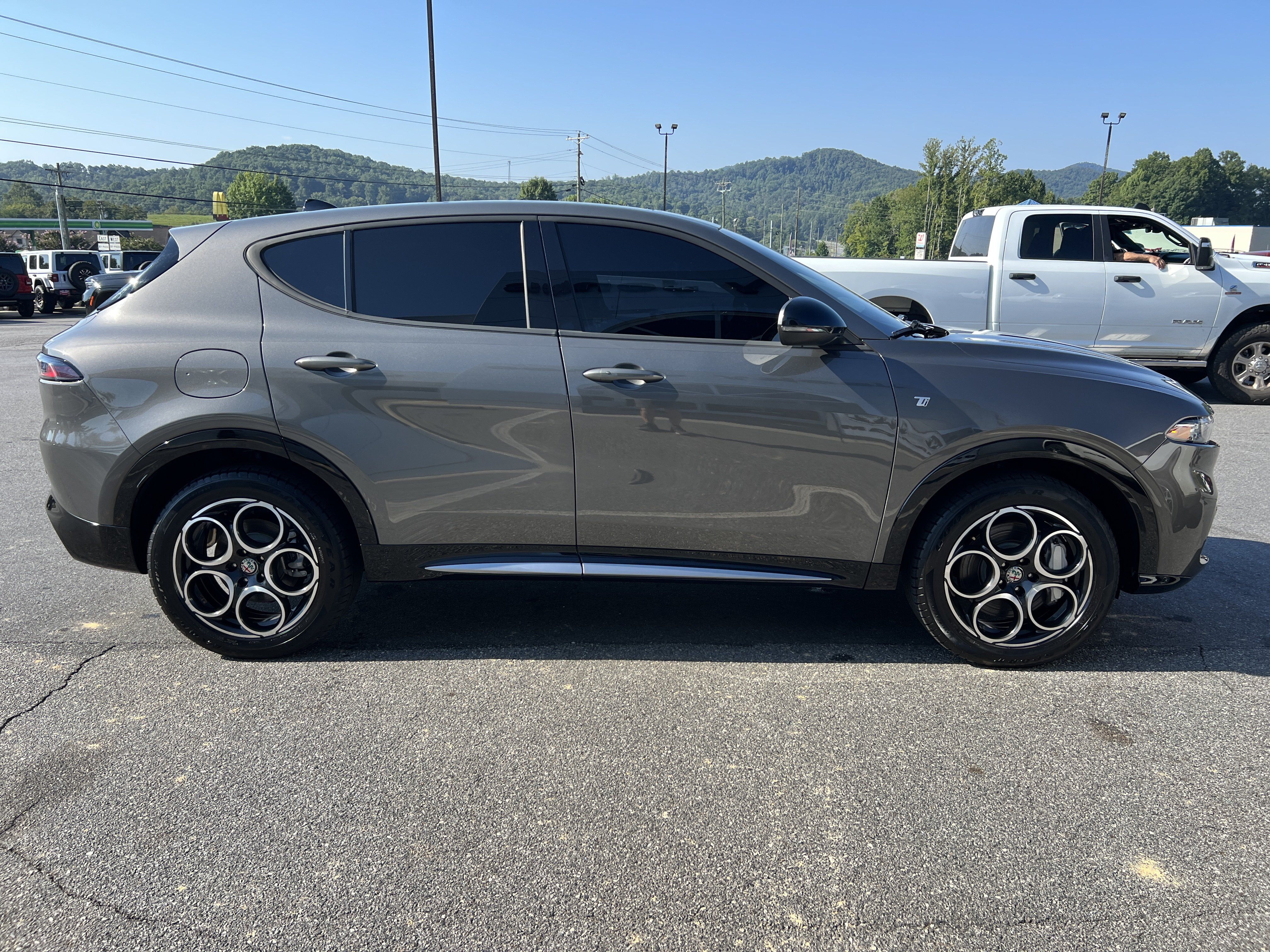 Used 2024 Alfa Romeo Tonale Ti AWD/4WD image 5