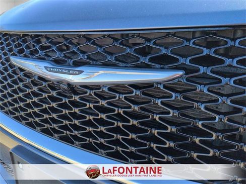 Used 2023 Chrysler Pacifica Touring-L image 9