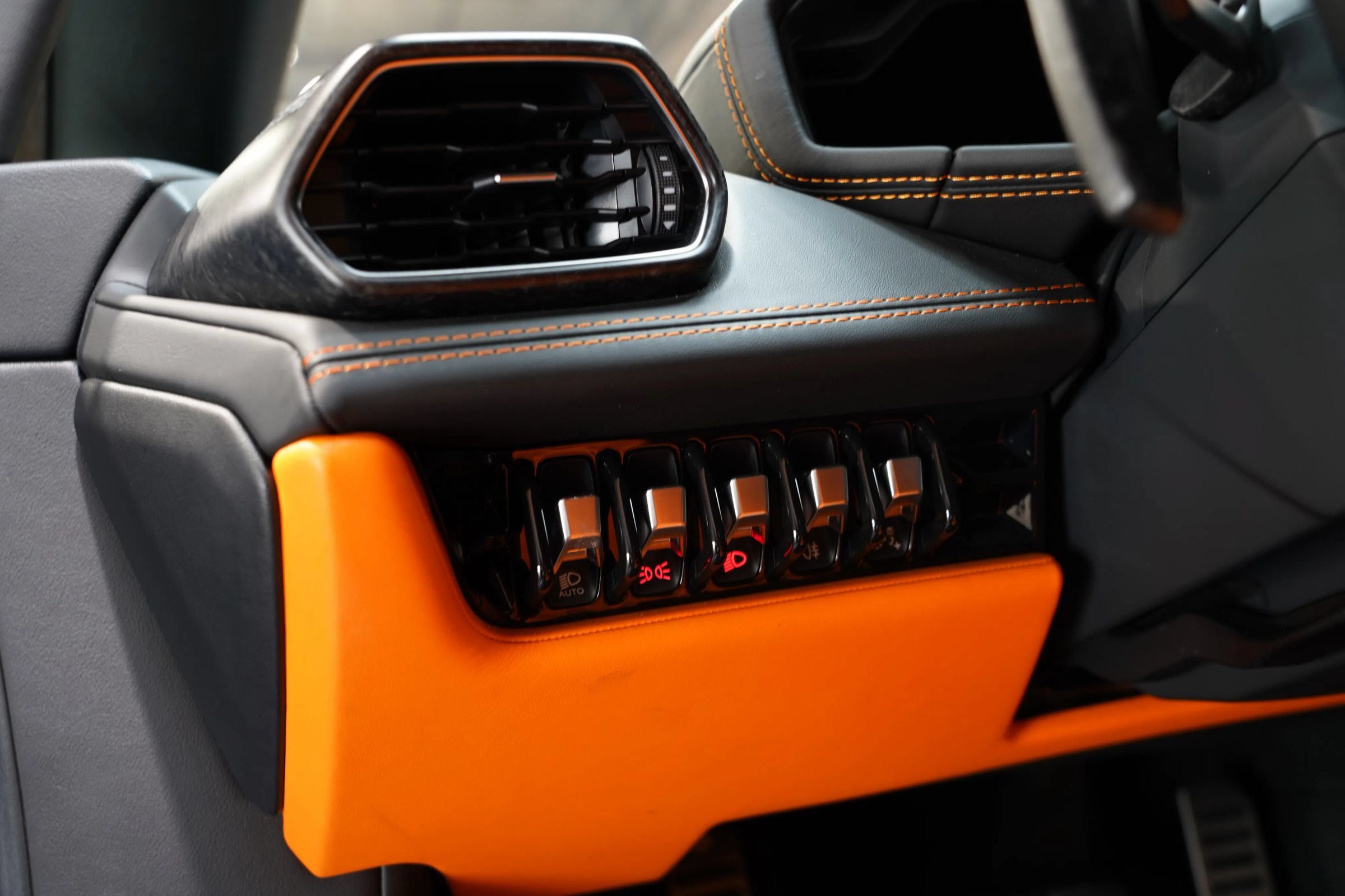 Used 2020 Lamborghini Huracan EVO RWD image 45