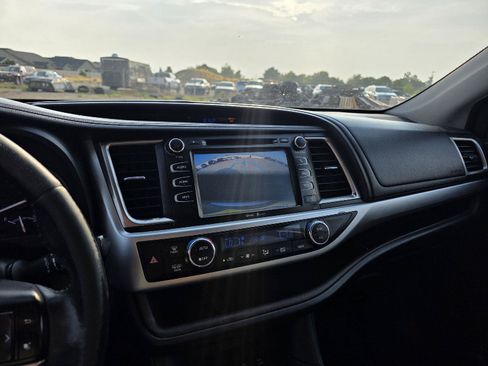 Used 2014 Toyota Highlander XLE AWD/4WD image 15