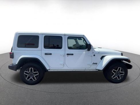 Used 2025 Jeep Wrangler Unlimited Sahara AWD/4WD image 16