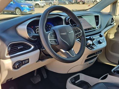 Used 2023 Chrysler Pacifica Touring-L FWD image 10