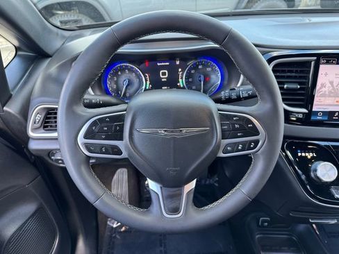Used 2025 Chrysler Pacifica Select FWD image 22