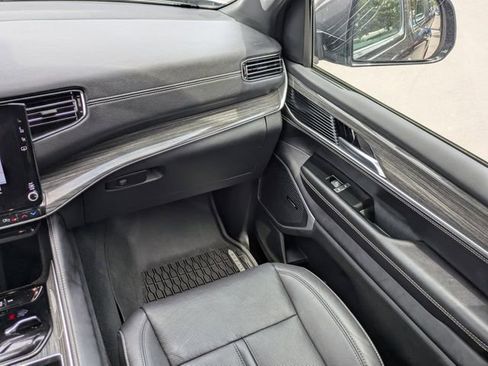 Used 2022 Jeep Wagoneer Series III AWD/4WD image 19