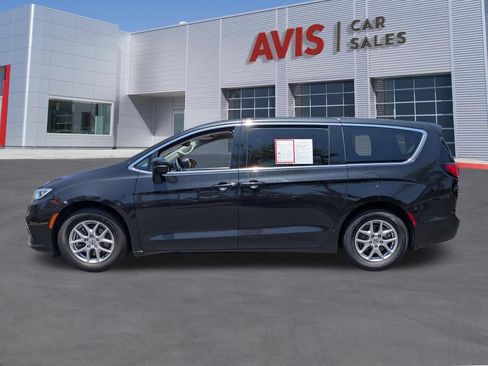 Used 2023 Chrysler Pacifica Touring-L FWD image 10