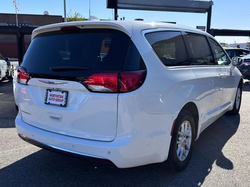 Used 2020 Chrysler Pacifica Touring image 4