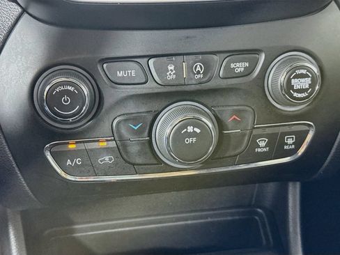 Used 2020 Jeep Cherokee Latitude Plus w/ Cold Weather Group FWD image 18