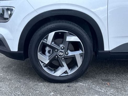 Used 2024 Hyundai Venue SEL FWD image 11