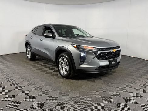 Used 2024 Chevrolet Trax LS w/ LS Convenience Package FWD image 3