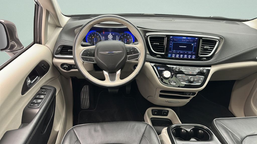 Used 2018 Chrysler Pacifica Limited w/ Tire & Wheel Group FWD image 10