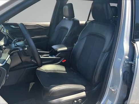 Used 2025 Jeep Grand Cherokee 4WD image 21