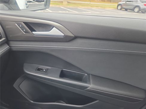 Certified 2025 Volkswagen Taos SE image 24