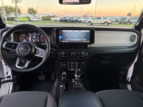 Used 2025 Jeep Wrangler Sahara image 21