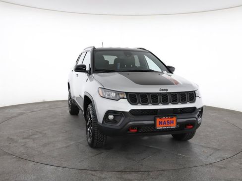 Used 2025 Jeep Compass Trailhawk AWD/4WD image 3