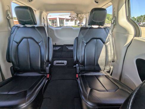 Used 2023 Chrysler Pacifica Touring-L FWD image 18