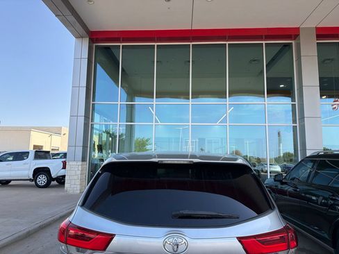 Used 2018 Toyota Highlander LE w/ Protection Package #3 AWD/4WD image 14