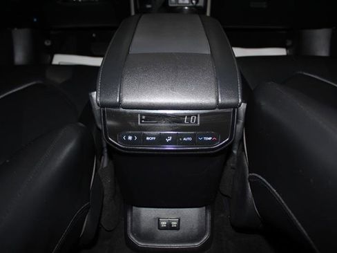 Used 2021 Toyota Highlander XLE AWD/4WD image 22