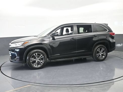 Used 2019 Toyota Highlander Plus FWD image 2