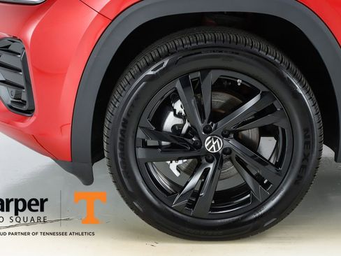 Used 2025 Volkswagen Atlas Cross Sport SEL R-Line image 5