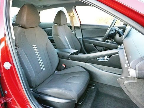 Certified 2025 Hyundai Elantra SEL image 11