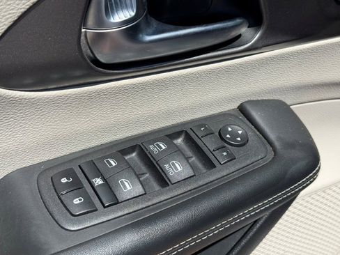 Used 2023 Chrysler Pacifica Touring-L FWD image 11