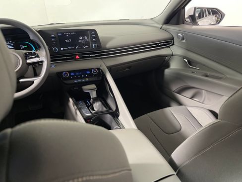Used 2025 Hyundai Elantra Hybrid FWD image 17