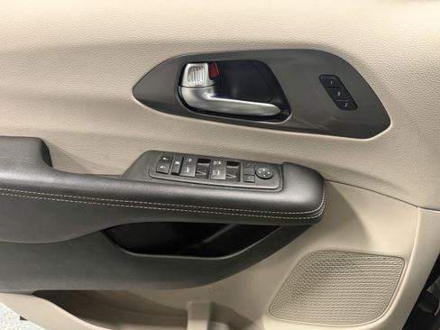 Used 2024 Chrysler Pacifica Touring-L image 19