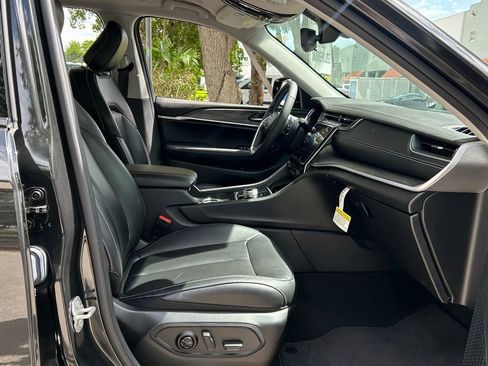 Used 2024 Jeep Grand Cherokee Limited w/ Black Appearance Package image 37