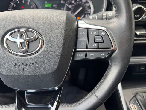 Used 2021 Toyota Highlander XLE image 30