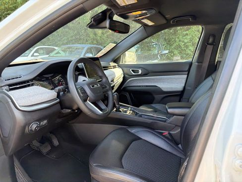 Used 2024 Jeep Compass Latitude AWD/4WD image 5
