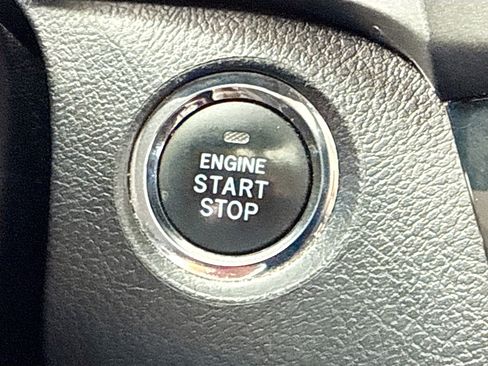 Used 2019 Toyota Sienna XLE image 9