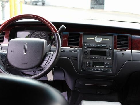 Used 2005 Lincoln Town Car Signature Limited image 10