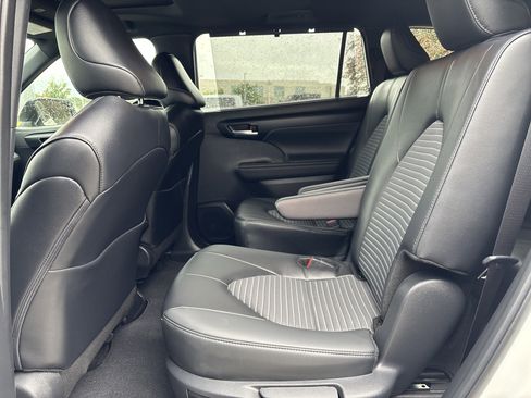 Used 2025 Toyota Highlander XSE AWD/4WD image 31